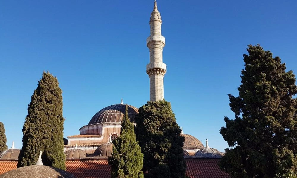 Ενώ ο Ερντογάν απειλεί την Κύπρο και κλείνει εκκλησίες ανοίγει μετά από 200 χρόνια και το Τζαμί του Σουλειμάν στην Ρόδο για το Ραμαζάνι